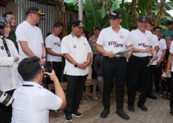Pj Gubernur Bahtiar Baharuddin Dampingi Menteri AHY Serahkan 50 Sertipikat Hasil PTSL di Gowa