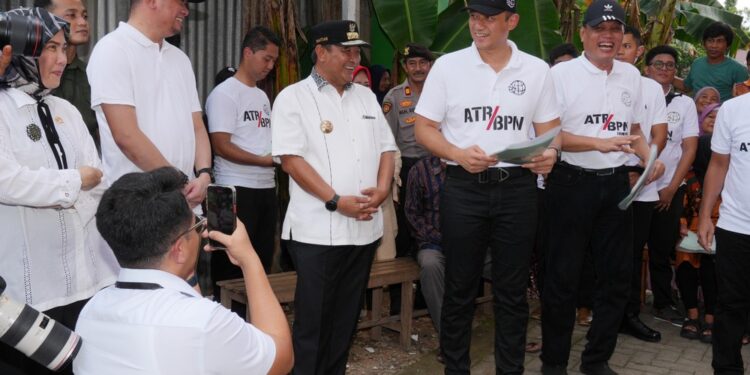 Pj Gubernur Bahtiar Baharuddin Dampingi Menteri AHY Serahkan 50 Sertipikat Hasil PTSL di Gowa