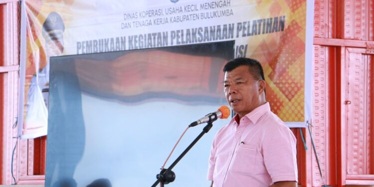 Lebih Produktif, 176 Warga Bulukumba Dilatih Menjahit sampai Operator Alat Berat