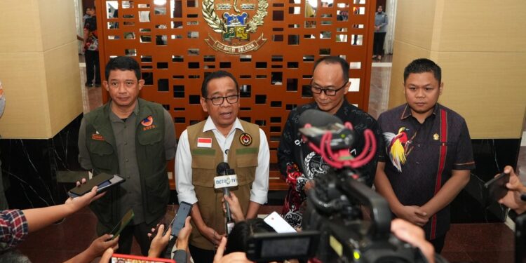 Menko PMK Pratikno Serahkan Bantuan Rp14,4 Miliar untuk Penanganan Bencana di Sulsel