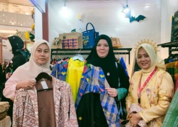 Wastra Khas Bugis Soppeng Curi Perhatian, Motif Kalong Jadi Cendera Mata Favorit.