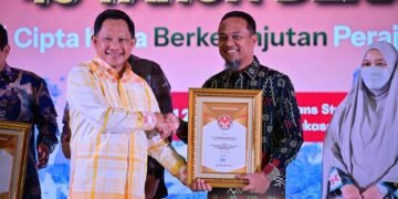 Mendagri Apresiasi Sulsel, Gubernur Andi Sudirman Terima Penghargaan Dekranas