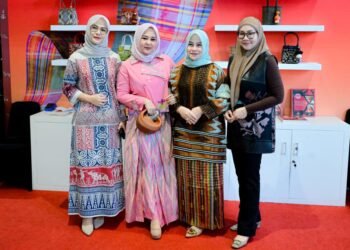 Fatmawati Rusdi Tinjau Stan Dekranas, Apresiasi Kreativitas dan Antusiasme Peserta