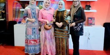 Fatmawati Rusdi Tinjau Stan Dekranas, Apresiasi Kreativitas dan Antusiasme Peserta