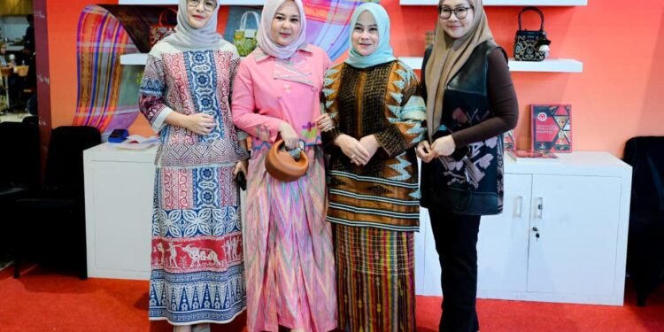 Fatmawati Rusdi Tinjau Stan Dekranas, Apresiasi Kreativitas dan Antusiasme Peserta